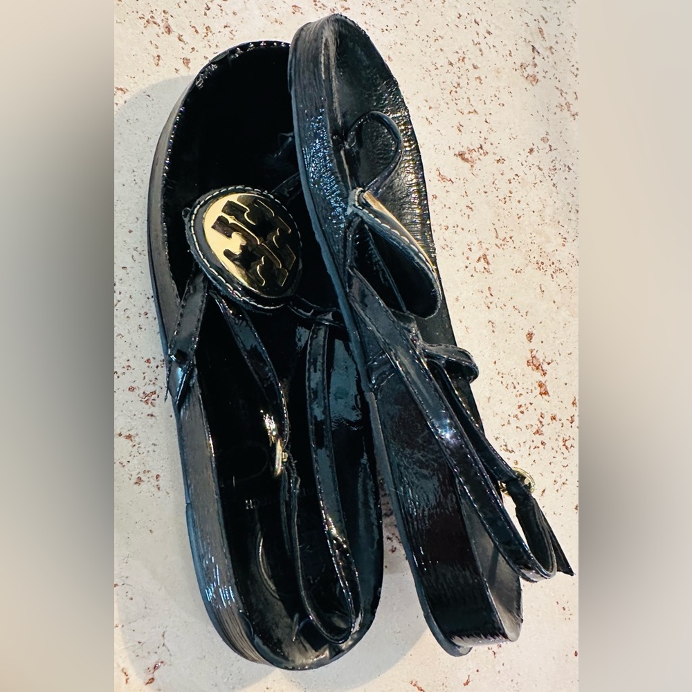 Tory Burch Dillan Sandal Black Patent Leather Gold
Logo Thong Sandals Sz 7-7.5 - Picture 10 of 11